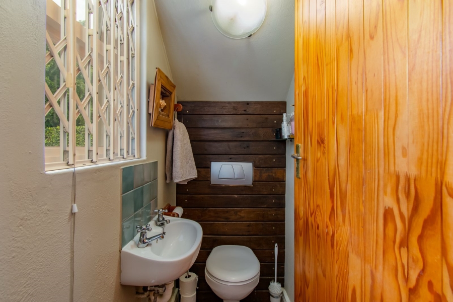 To Let 4 Bedroom Property for Rent in Somerset West Western Cape